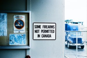 a sign that says not guns allowed in Canada