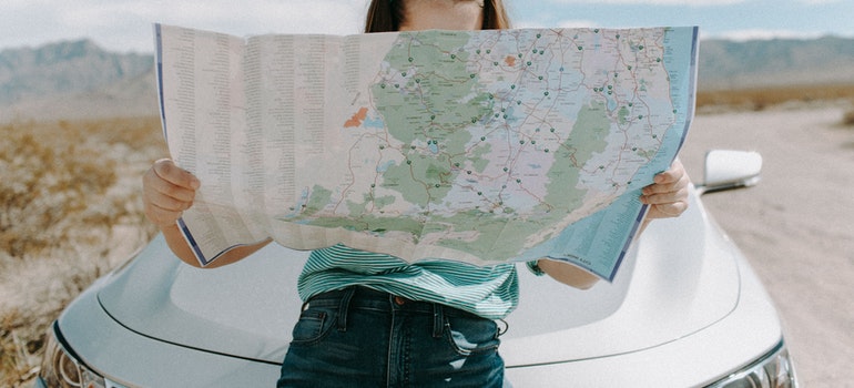 Woman move from Oakland Park by looking at the map