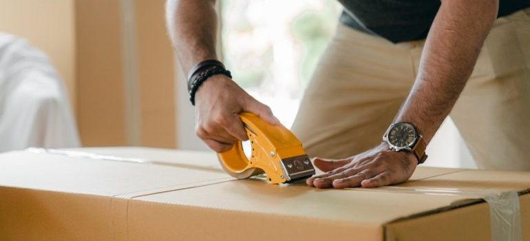 mover sealing a moving box