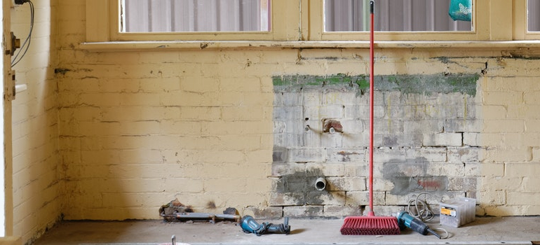 empty room after you rent a storage unit when renovating your Miami apartment