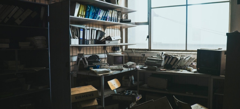 Picture of a cluttered workspace 