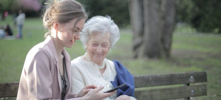 mother daughter - Helping your elderly parents move to a new home in Florida