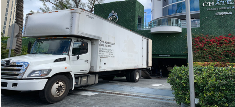 A moving truck of City Movers in Plantation FL
