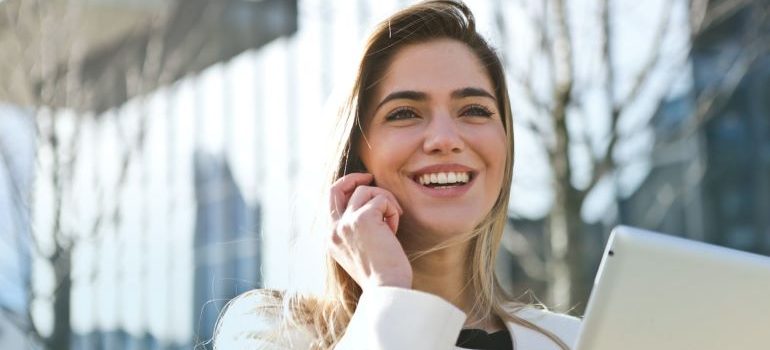 a woman talking over the cellphone