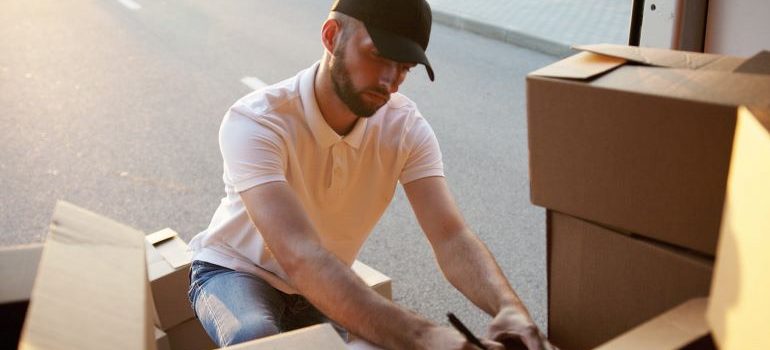 mover evaluating the moving cargo