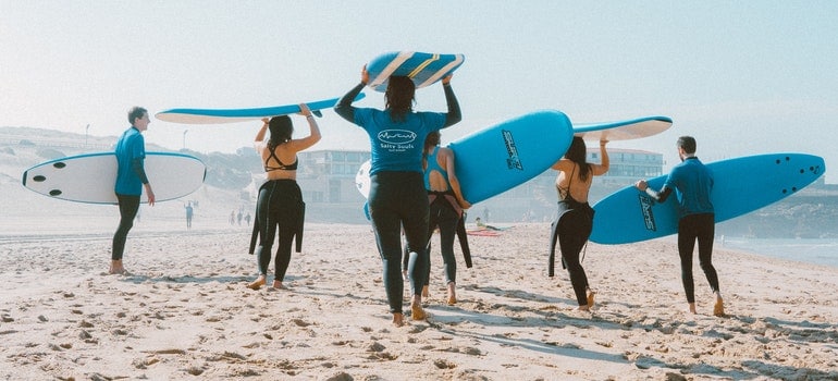 People are preparing to go surfing.