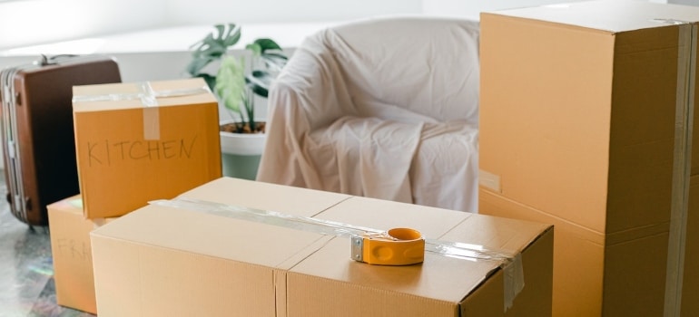 The cheapest way to make a long distance move to Chicago is to pack by yourself