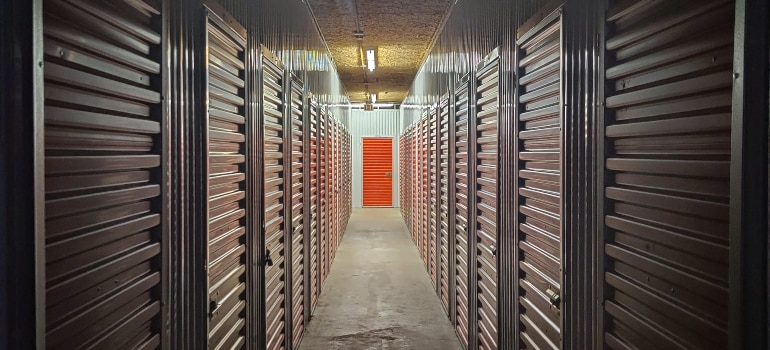 close storage units