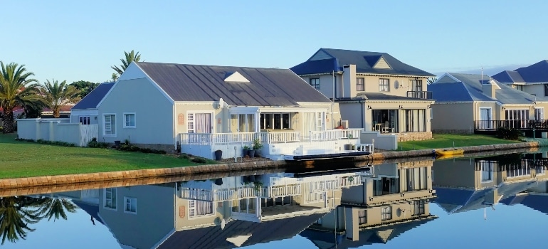 beautiful home by the lake