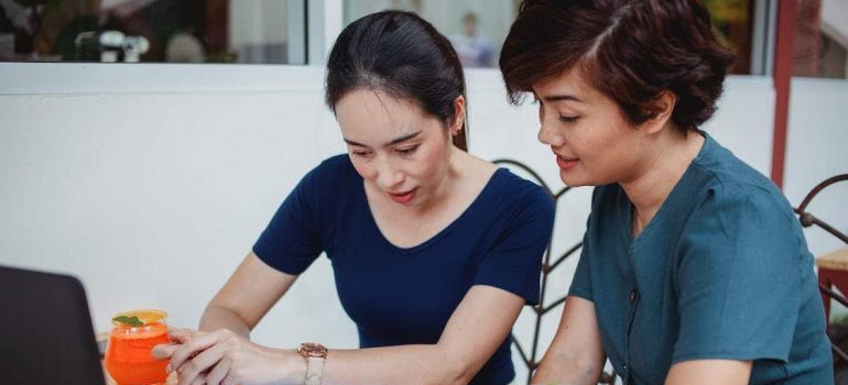 Two women talking about how to find reliable movers in Fort Lauderdale