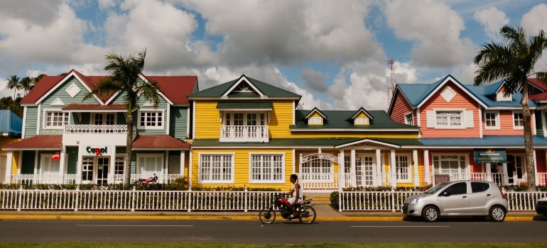 colorful houses in the neighborhood as an example of those you can choose when decide to live in one of Florida's small towns