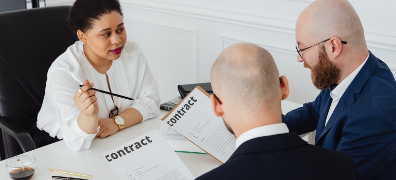 People singing contract for buying home in Florida 