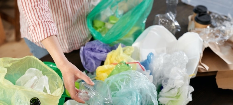 Person preparing for moving in a sustainable way.