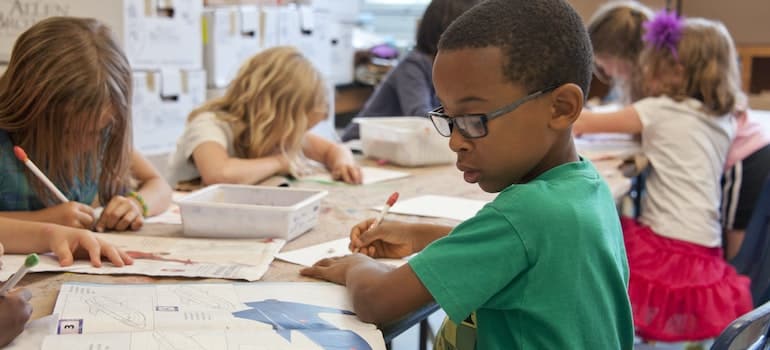 Small kids spending time in New York school.