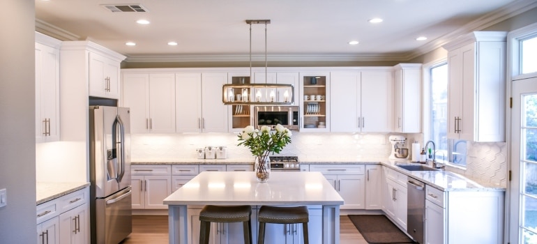 A nicely decorated kitchen.