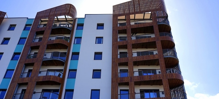 A white and brown concrete building