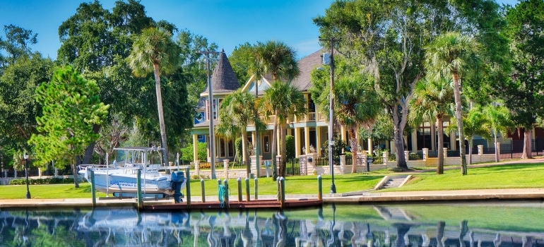 Waterfront homes in Florida are surrounded by greenery.