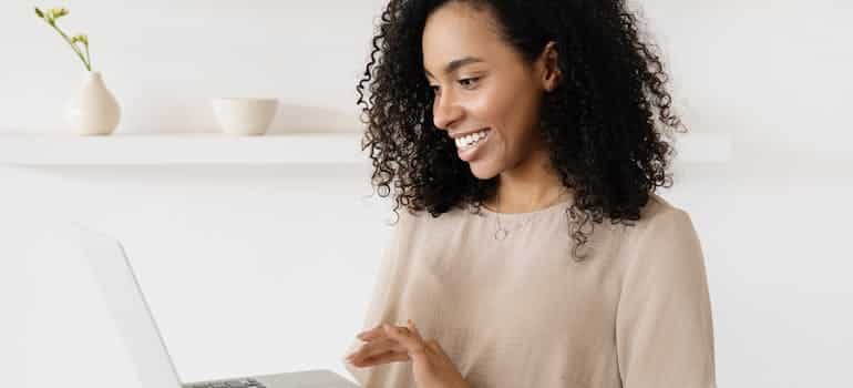 A woman trying to find Hollywood movers online 