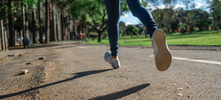 A person jogging in one of the places in Florida that promote a healthy lifestyle