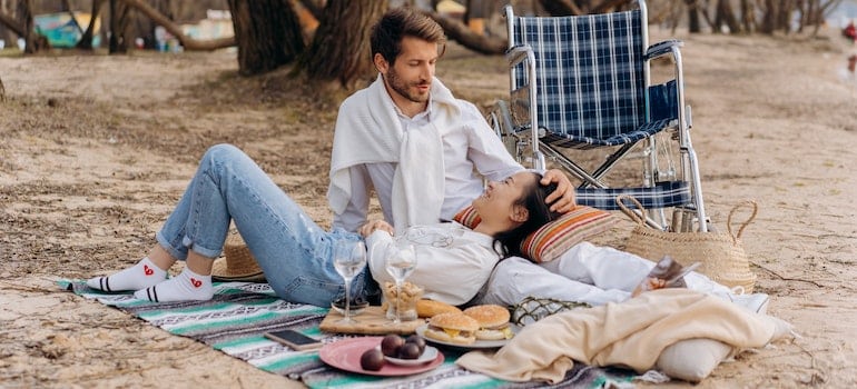 A couple having picnic in one of the romantic escapes for couples in the Sunshine State