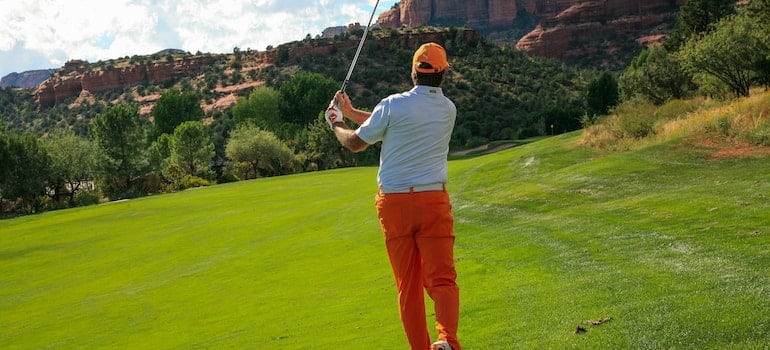 A person playing a golf in one of the Florida cities for starting over after divorce