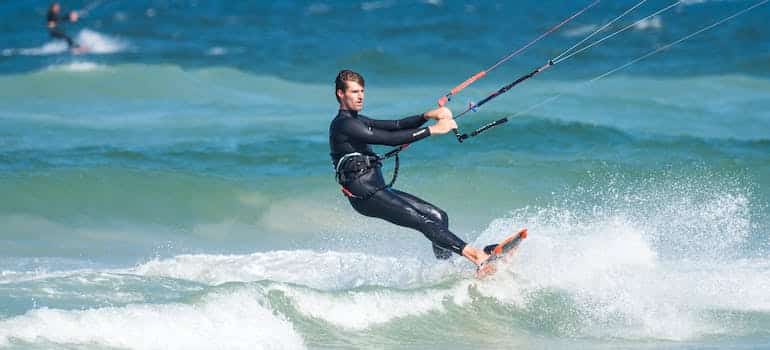 A kitesurfing, one of the sports to enjoy after relocating to Florida
