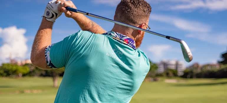 A person playing golf as one of the things to do in Boca Raton for newcomers