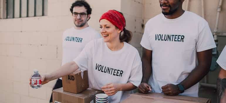 People volunteering