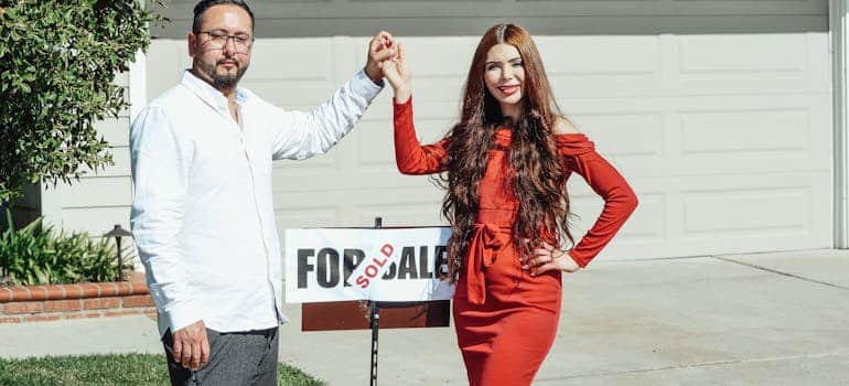 Two people who bought a house in one of the Florida cities to move in your 40s