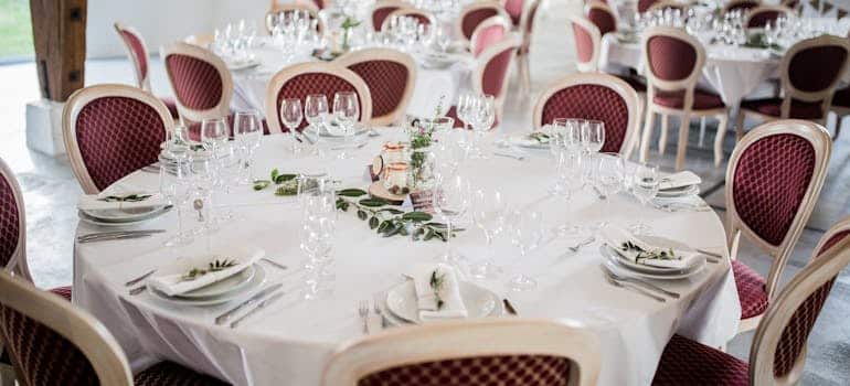 A round table in the restaurant