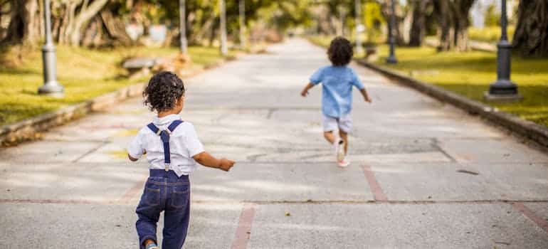 Kids on the street 